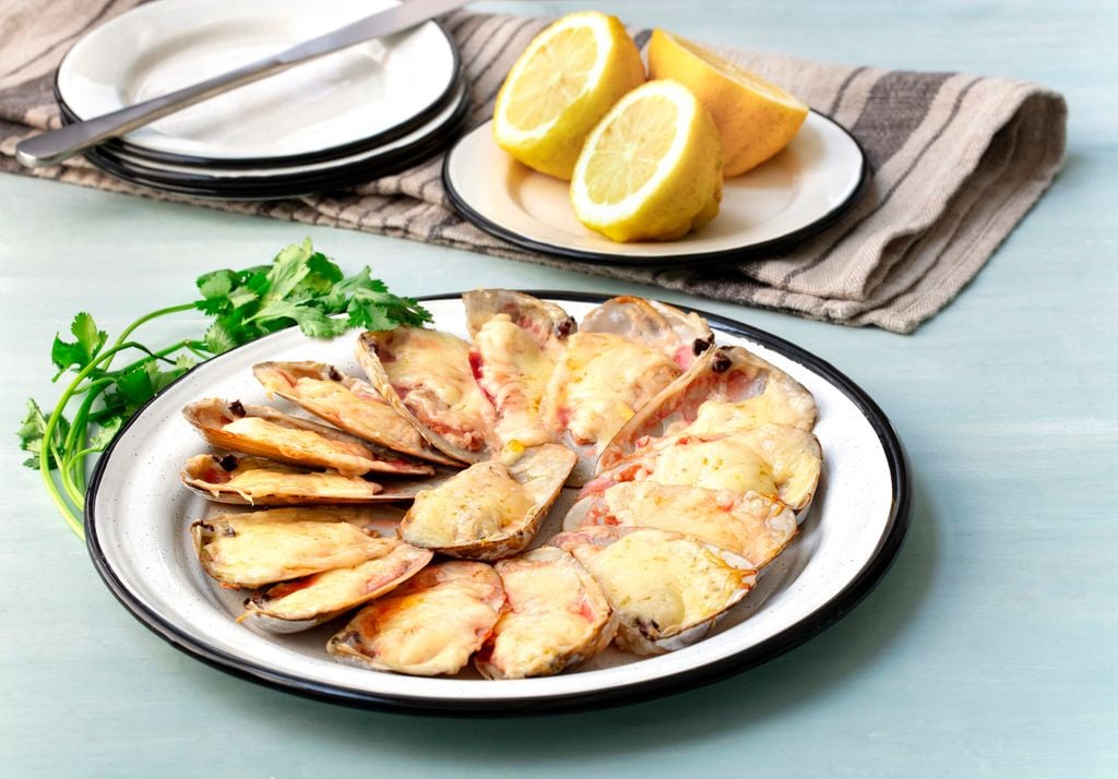 En Caleta Horcón, las machas a la parmesana se preparan con el sello de frescura "recién sacado del mar". Imagen: Recetas Líder.