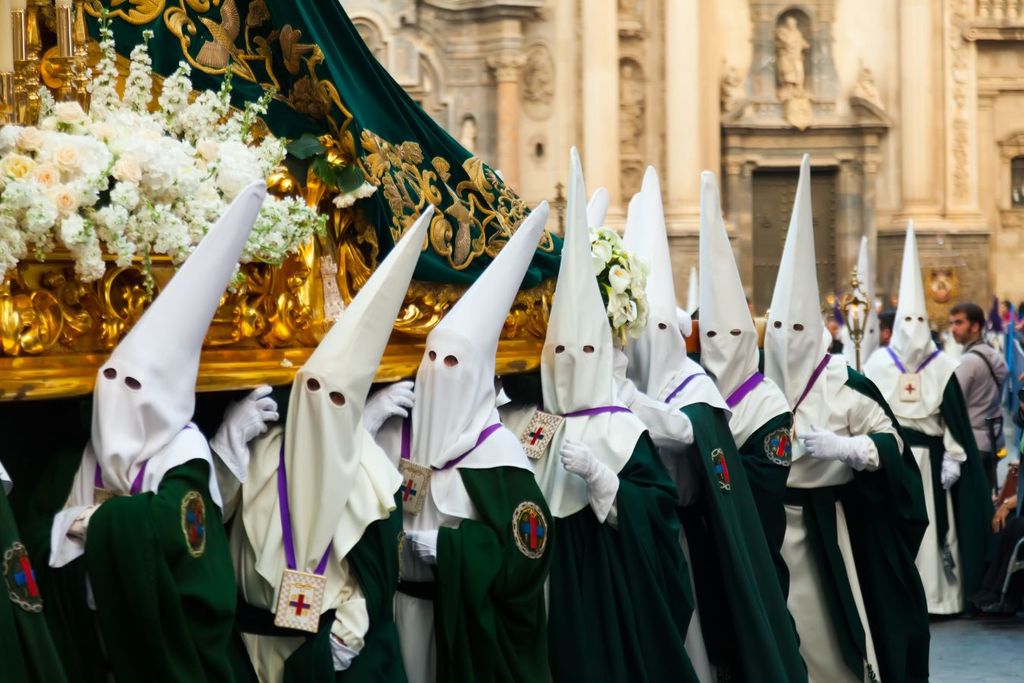Su nombre deriva del “capirote”, haciendo referencia a los gorros que usan algunos sacerdotes durante la Semana Santa. Su nombre deriva del “capirote”, haciendo referencia a los gorros que usan algunos sacerdotes durante la Semana Santa.
