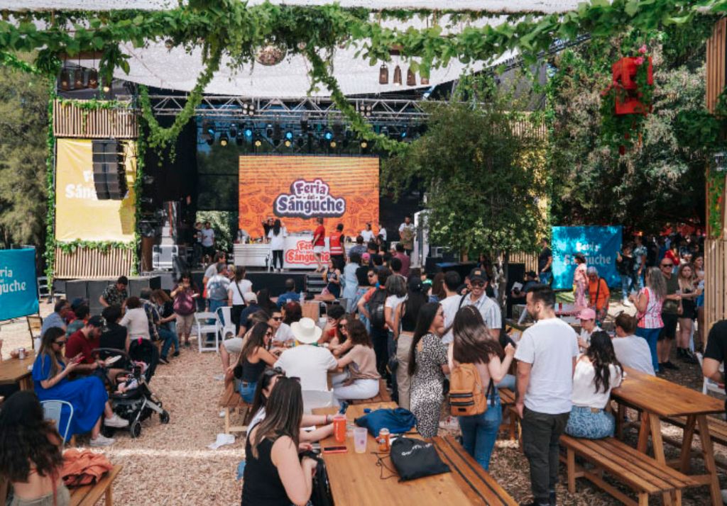 Sangucherías y foodtrucks, mercadito, talleres y demostraciones culinarias, y sonidos en vivo, honran al rey de la fiesta: el sanguchito. Imagen: Feria del Sanguche