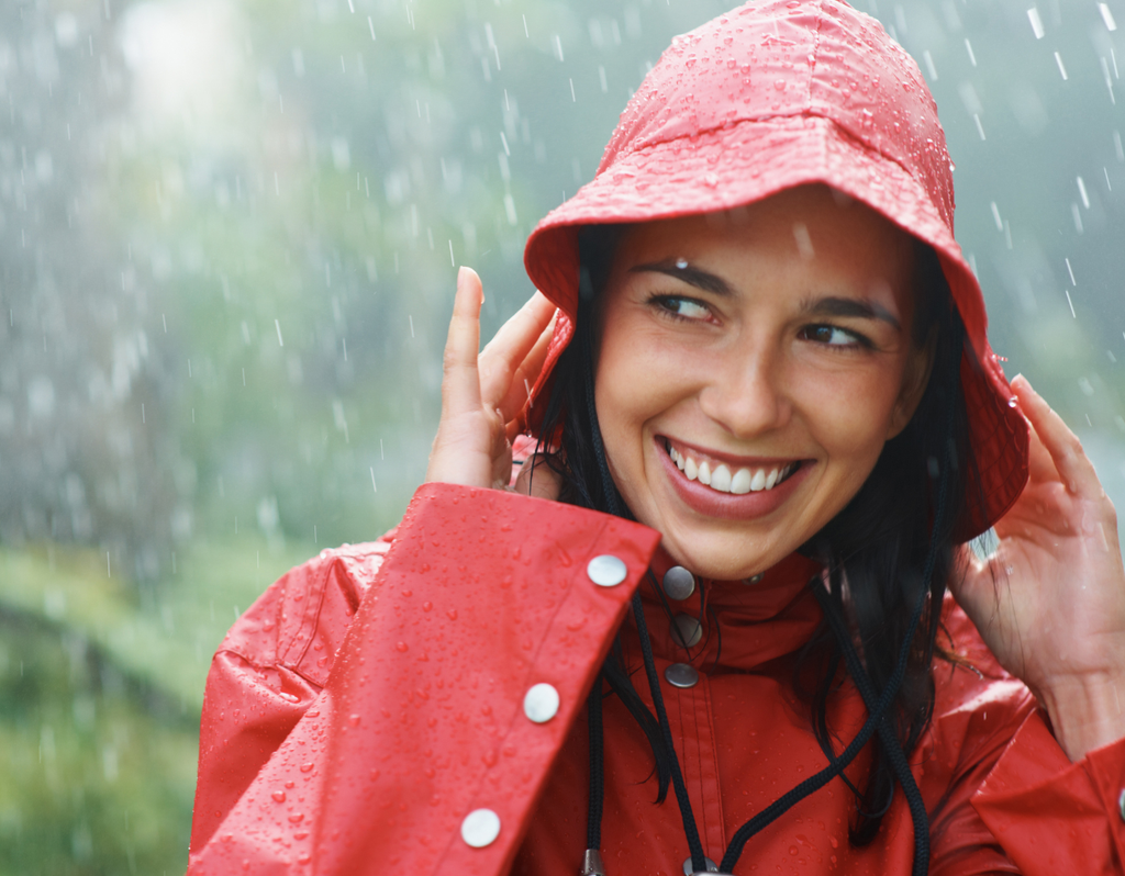 mujer bajo la lluvia