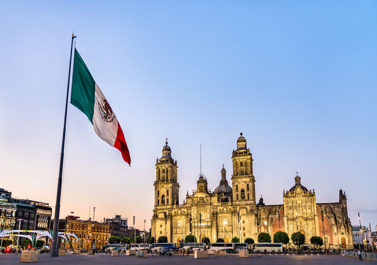 La plaza de la Constitución (Zócalo), es uno de los lugares para disfrutar de un atardecer. Esta es la segunda plaza más grande del mundo después de la plaza de Tiananmén en Pekín, China y la primera entre los países de habla hispana.