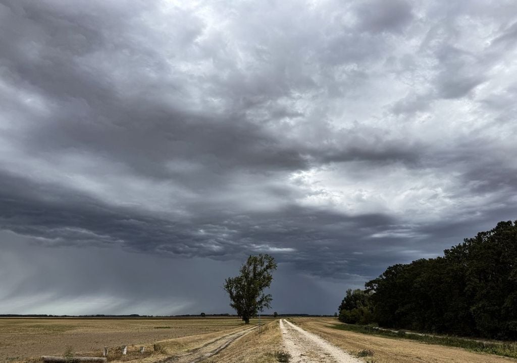 Regen Wetterwechsel Herbst Wolken Vor allem im Westen Deutschlands wird der Himmel am Donnerstag so aussehen können, denn Regen beendet die spätsommerliche Wärme vorerst. Doch kommt sie nochmal wieder? Und wie sieht es im Osten Deutschlands aus?