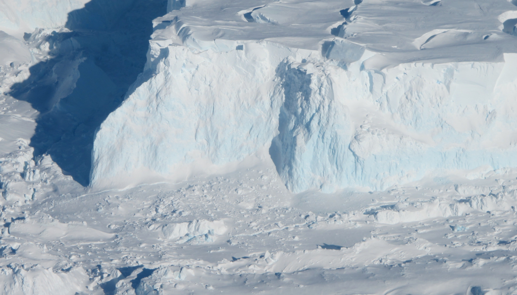 Thwaites-Gletscher Wenn die Eismassen, die vom Gletscher kühlgehalten werden, ebenfalls schmelzen, könnte das einen globalen Meeresspiegelanstieg von drei Metern bedeuten. Bild: NASA