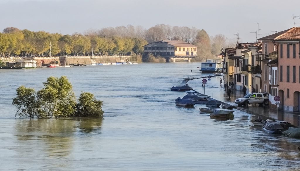 Alluvione dei fiume Ticino a Pavia, 16 novembre 2014. Le ondate di caldo estive possono alimentare alluvioni nel successivo autunno? Ecco cosa successe dopo l'estate 2003.