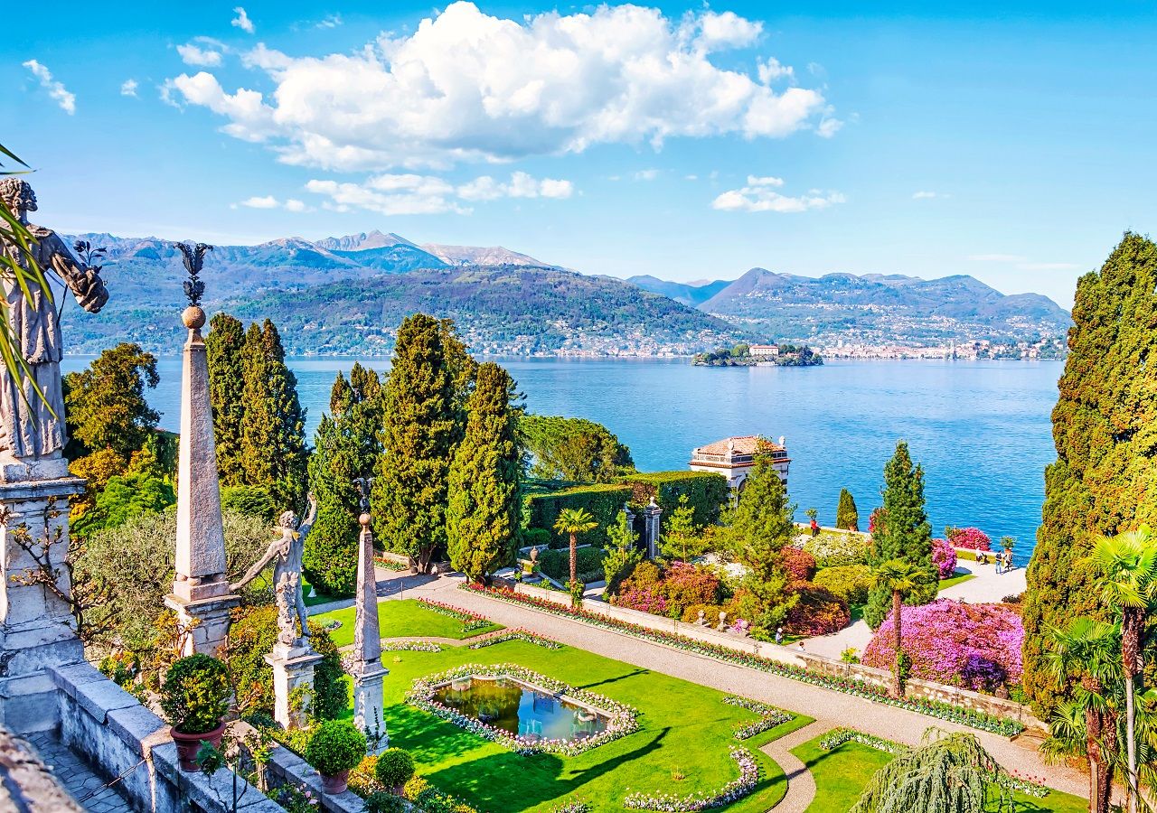Vista del giardino della splendida Isola Bella sul lago Maggiore