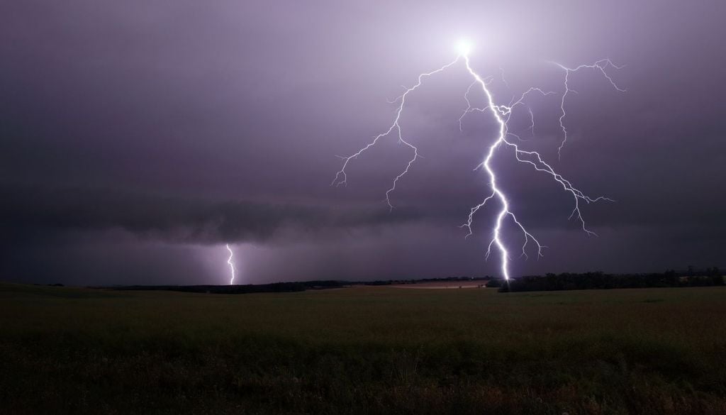Maltempo. L’energia disponibile e l’umidità elevata rendono probabili fenomeni intensi. Rovesci torrenziali (nubifragi locali con accumuli elevati in poche ore), grandinate anche di medie-grosse dimensioni e fulminazioni frequenti.
