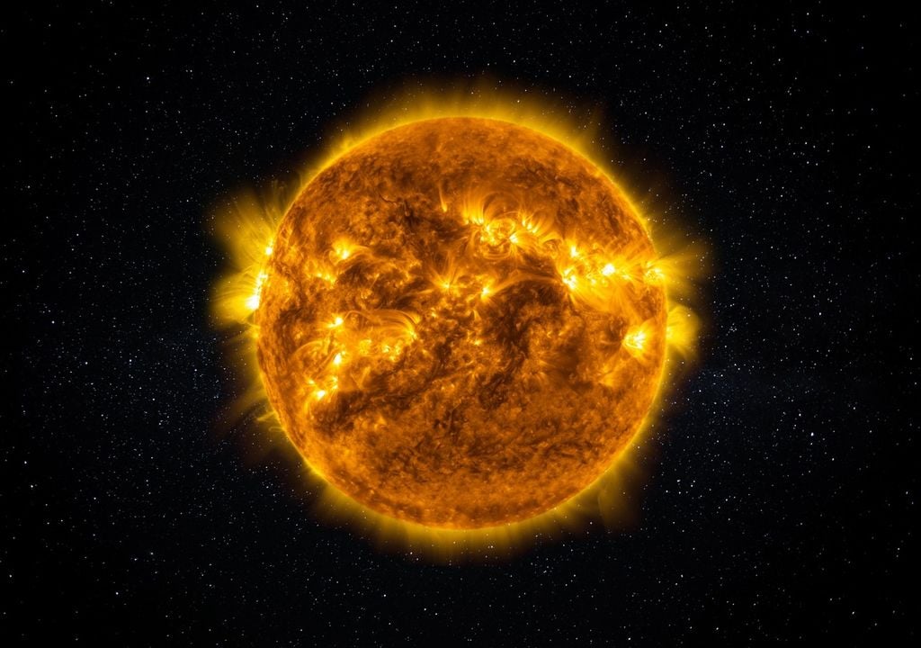 L'energia delle stelle è prodotta dalla fusione nucleare. Al centro delle stelle le elevatissime temperature e pressioni riescono a fondere atomi più leggeri in atomi dal nucleo più pesante. Riprodurre questo fenomeno artificialmente richiede il raggiungimento di temperature molto più elevate, non potendo raggiungere pressioni così elevate.