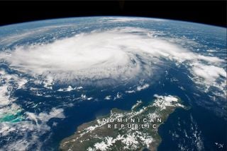 Dorian se mueve sobre las aguas que alimentan las tormentas tropicales