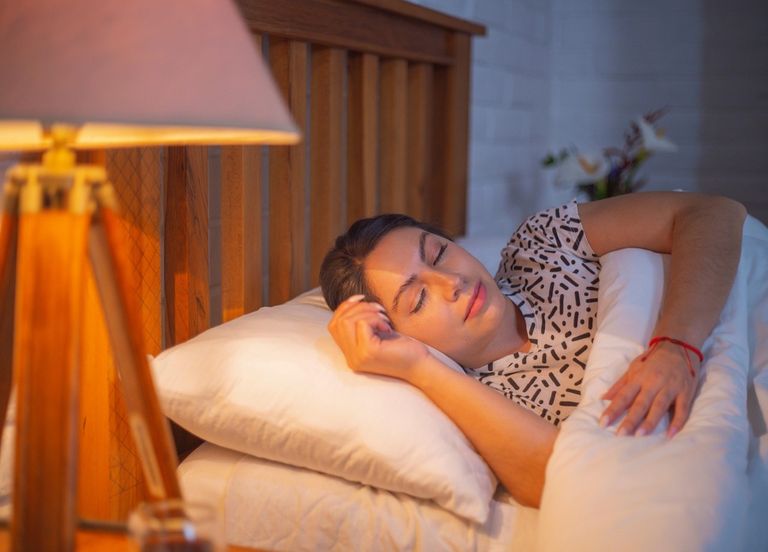 ¿Duermes con la luz encendida? Un estudio señala que es una muy mala idea