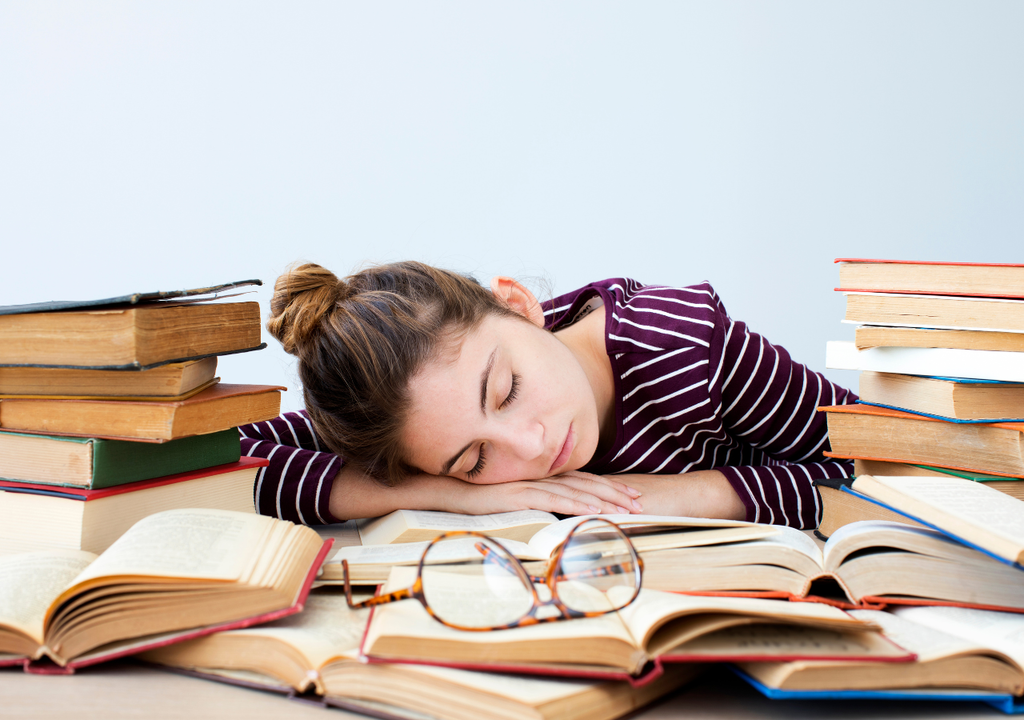 Cuando el cerebro dice “basta”, no importa cuántos libros queden por leer: tus mitocondrias ya activaron el modo descanso.