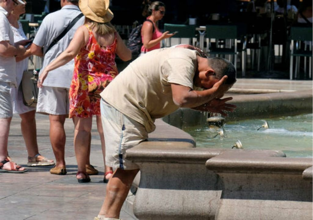 El calor extremo obliga a las personas a buscar alivio inmediato en fuentes y espacios públicos