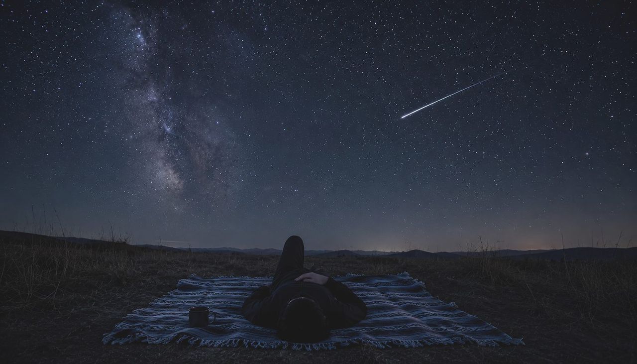 Gli sciami meteorici delle Delta Aquaridi meridionali e delle Alpha Capricornidi saranno visibili a occhio nudo dopo mezzanotte da luoghi bui, sebbene la luce della luna oscurerà molte delle meteore più deboli.