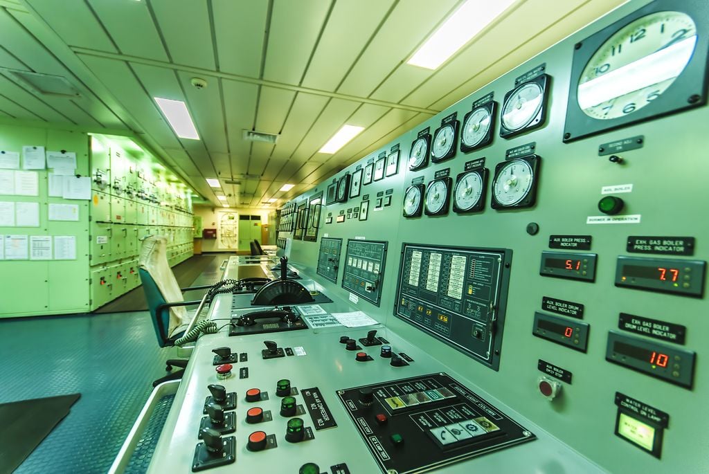 O conceito de gerar energia sobre a água começou em 1931 com o cargueiro SS Jacona, adaptado para socorrer povoações americanas sem luz após tempestades rigorosas.