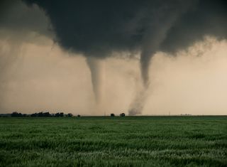 Zwei Tornados entstehen gleichzeitig aus der gleichen Gewitterwolke in Ohio: Videos und Erklärung des Phänomens