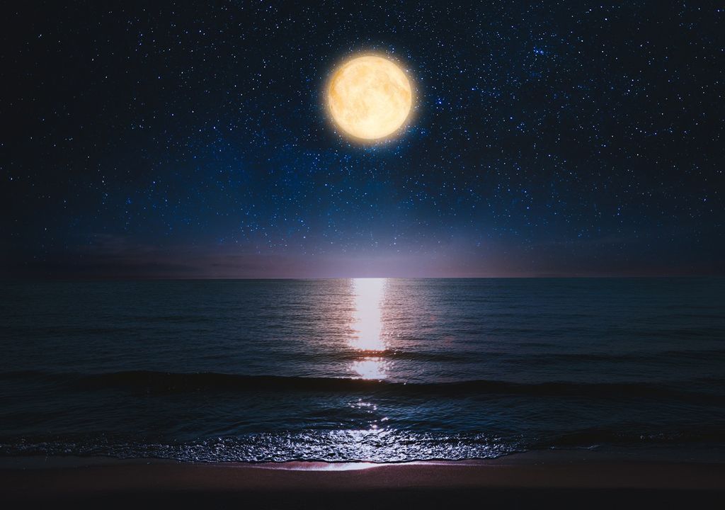 Luna sobre el mar