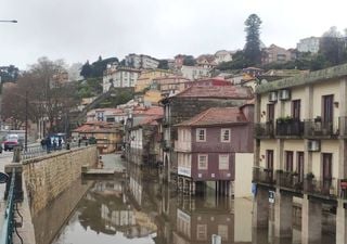 Douro em alerta vermelho transborda as margens no Porto e em Gaia