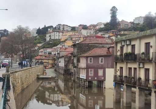 Douro em alerta vermelho transborda as margens no Porto e em Gaia