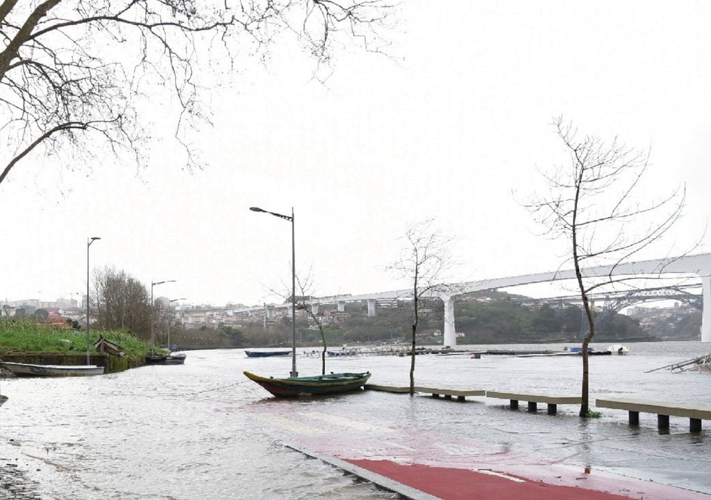 O Douro transbordou esta esta manhã, alagando as zonas ribeirinhas de Vila Nova de Gaia. Foto: reprodução do Facebook/Município de V.N. Gaia.