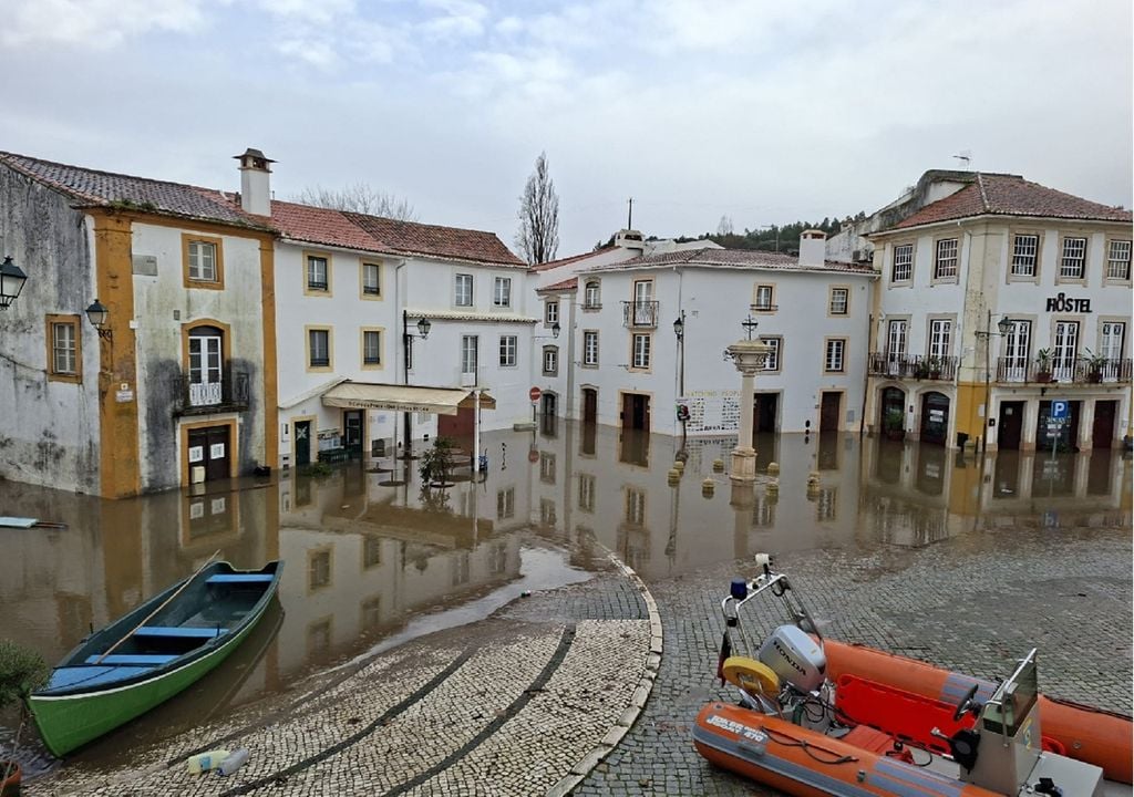 O nível das águas estava esta tarde a descer, mas a zona baixa da cidade de Constância ainda se encontrava parcialmente inundada. Foto: reprodução do Facebook/ Município de Constância