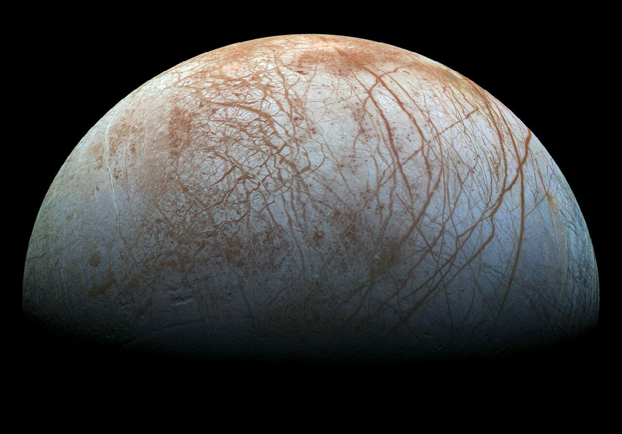 Immagine della luna galileiana Europa ripresa dalla missione Galileo. Le striature sulla superficie ghiacciata svelano la presenza di oceani sotterranei di acqua liquida. Credit: NASA/JPL-Caltech/SETI Institute