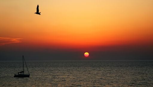 Tramonto o alba sul mare? In Italia non &egrave; lo stesso: ecco dove andare per non fare errori