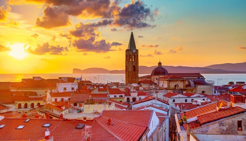 Un tramonto sul mare visto da Alghero, nella Sardegna nord-occidentale.