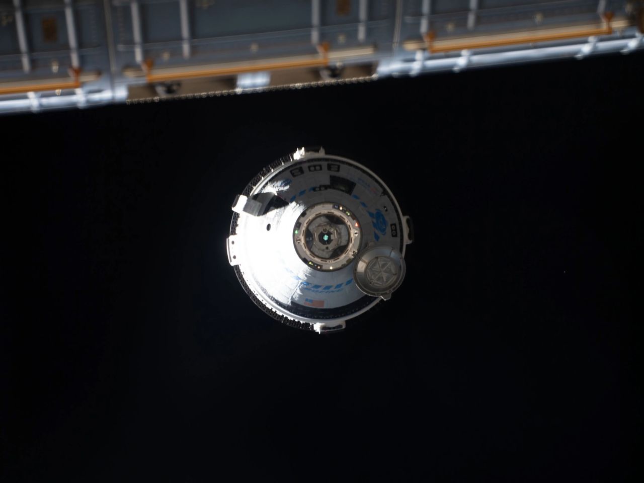 Starliner de Boeing y la NASA llegando a la Estacion Espacial Internacional. Crédito: NASA.