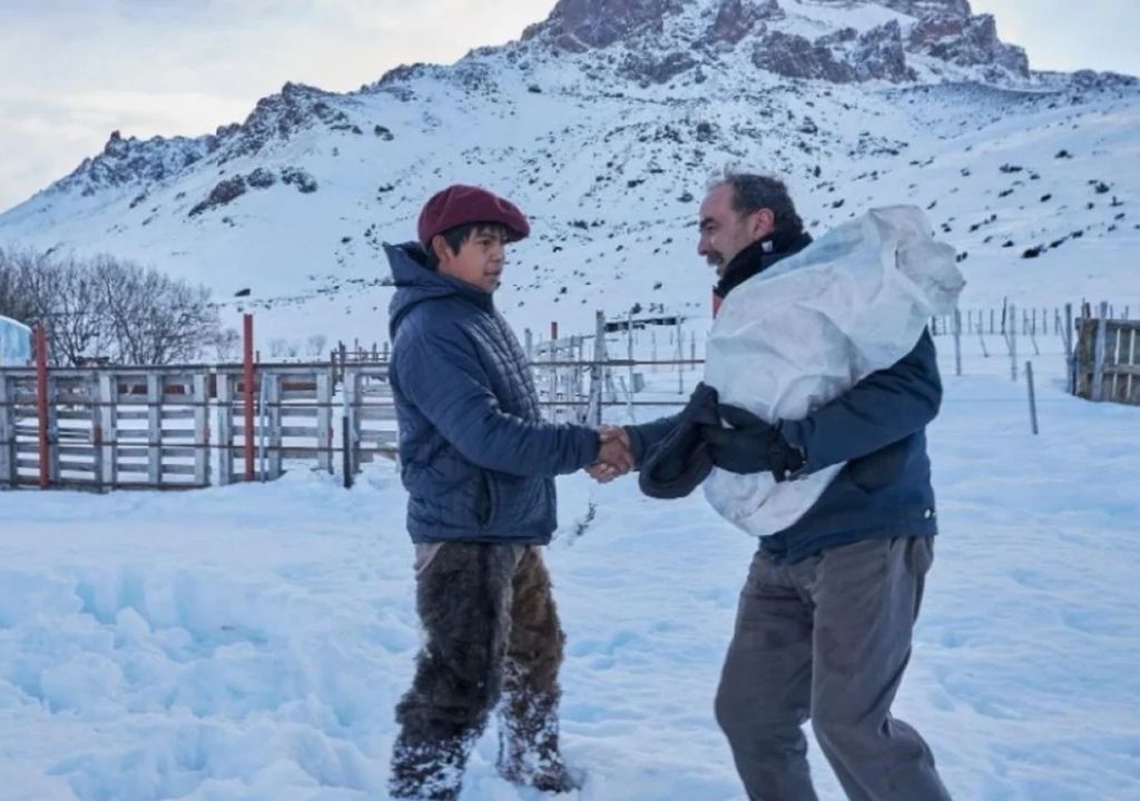Leandro Leupichun, que trabaja como puestero en la estancia La Verdadera Argentina, al límite con Chile.