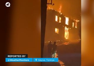 Dramático incendio forestal calcina varias aldeas en Turquía. Los fuertes vientos han propagado rápidamente el fuego
