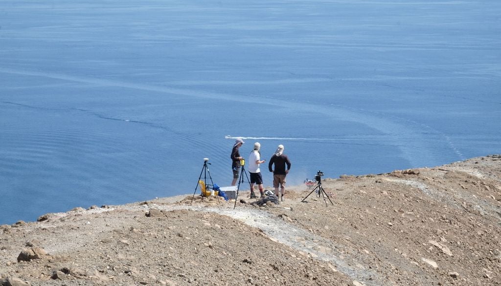 Das Forschungsteam arbeitet am Rande eines Kraters auf der Liparischen Insel Vulcano vor Sizilien. Das Forschungsteam arbeitet am Rande eines Kraters auf der Liparischen Insel Vulcano vor Sizilien. Bild: A. Schmitz/TUM