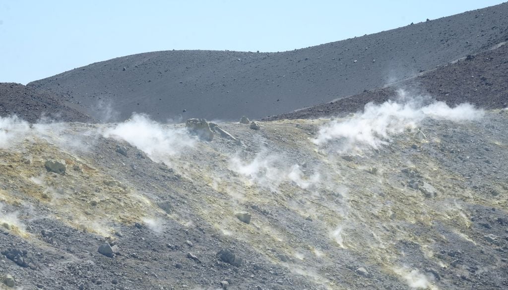 Am Krater treten Vulkangase aus. Ein ideales Gebiet für Forschungen. Am Krater treten Vulkangase aus. Ein ideales Gebiet für Forschungen. Bild: A. Schmitz/TUM