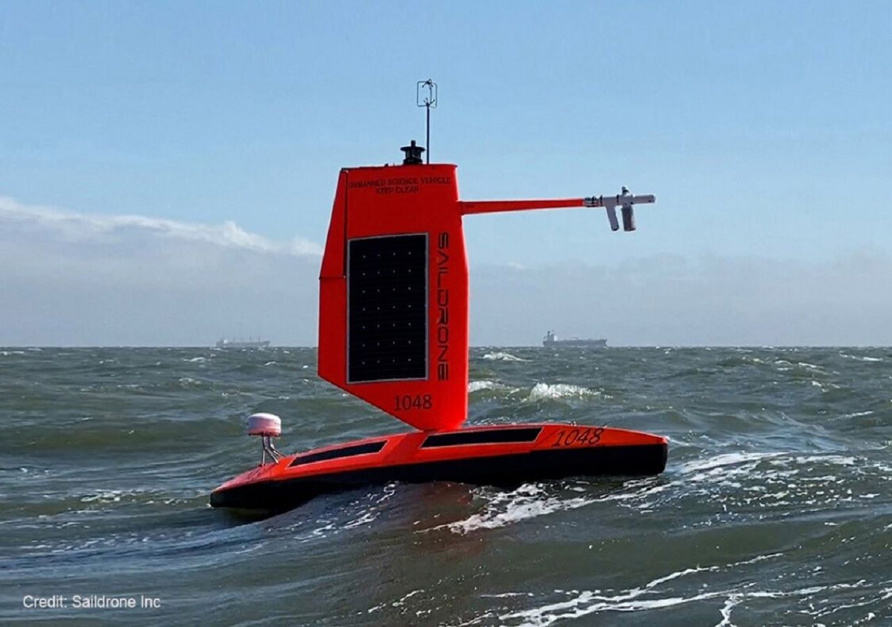 Saildrone Explorer SD 1045 es el primer "explorador marino" que logra observar el comportamiento del mar dentro del ojo de un huracán. Fuente: NOAA.