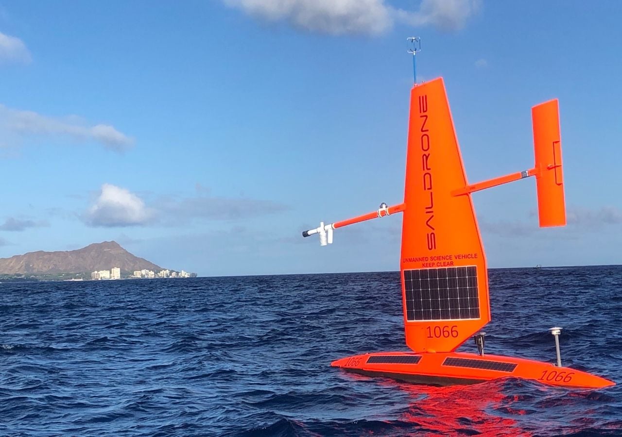 El drone de vela lleva sensores para medir la atmósfera y el agua