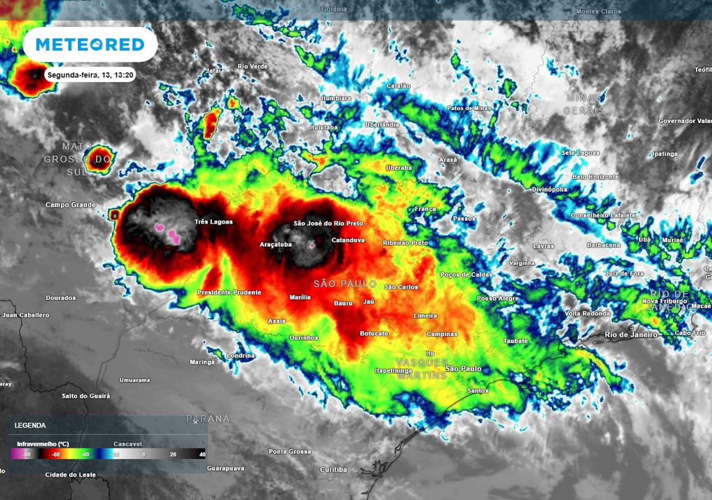 Imagem de satélite (infravermelho) nesta segunda-feira às 13h.