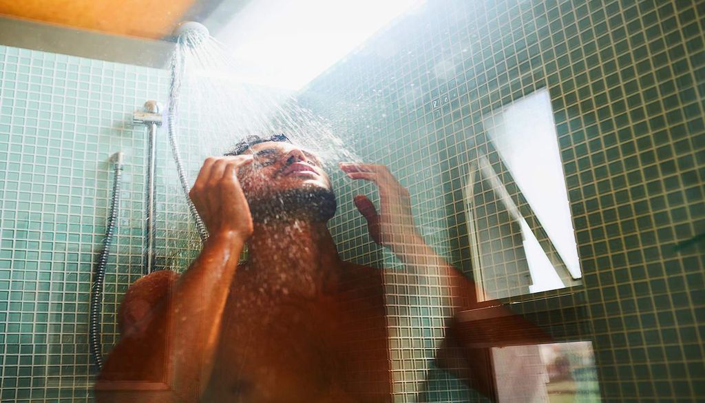 Hombre dándose una ducha caliente Dormir mejor en verano depende también de cómo regula el cuerpo su temperatura, y el momento de la ducha puede marcar la diferencia.
