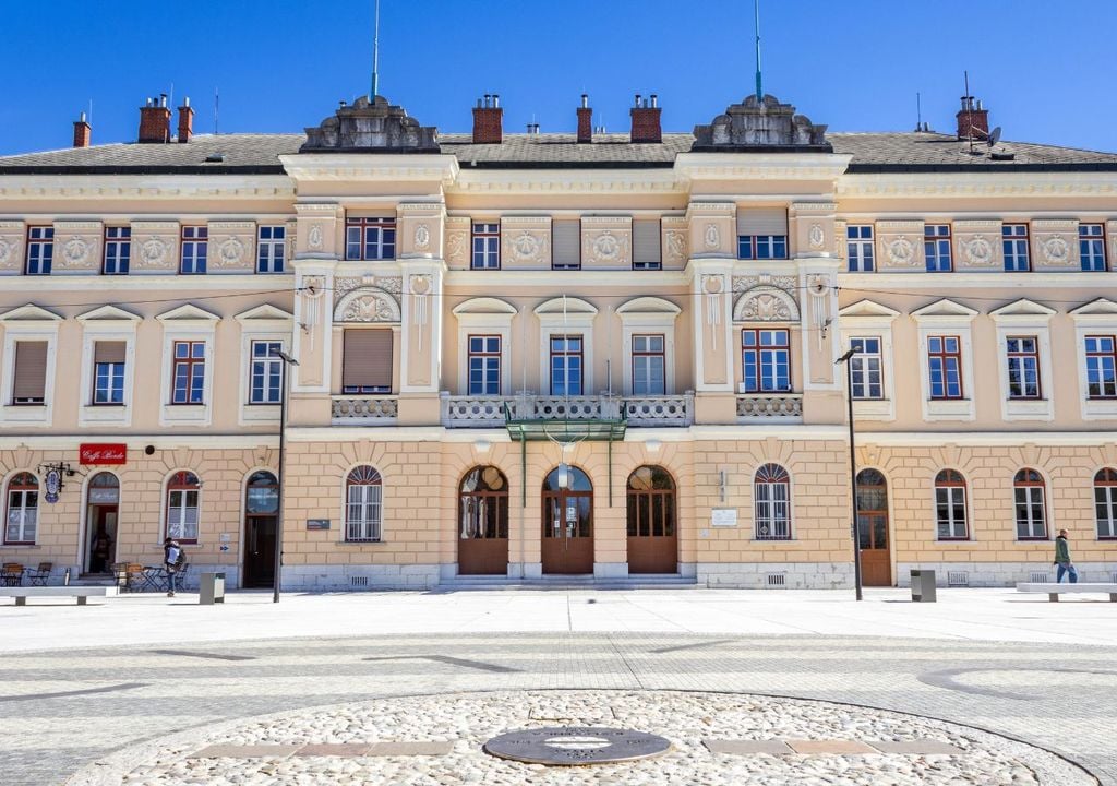 La piazza principale con il il simbolo che unisce le due parti della città