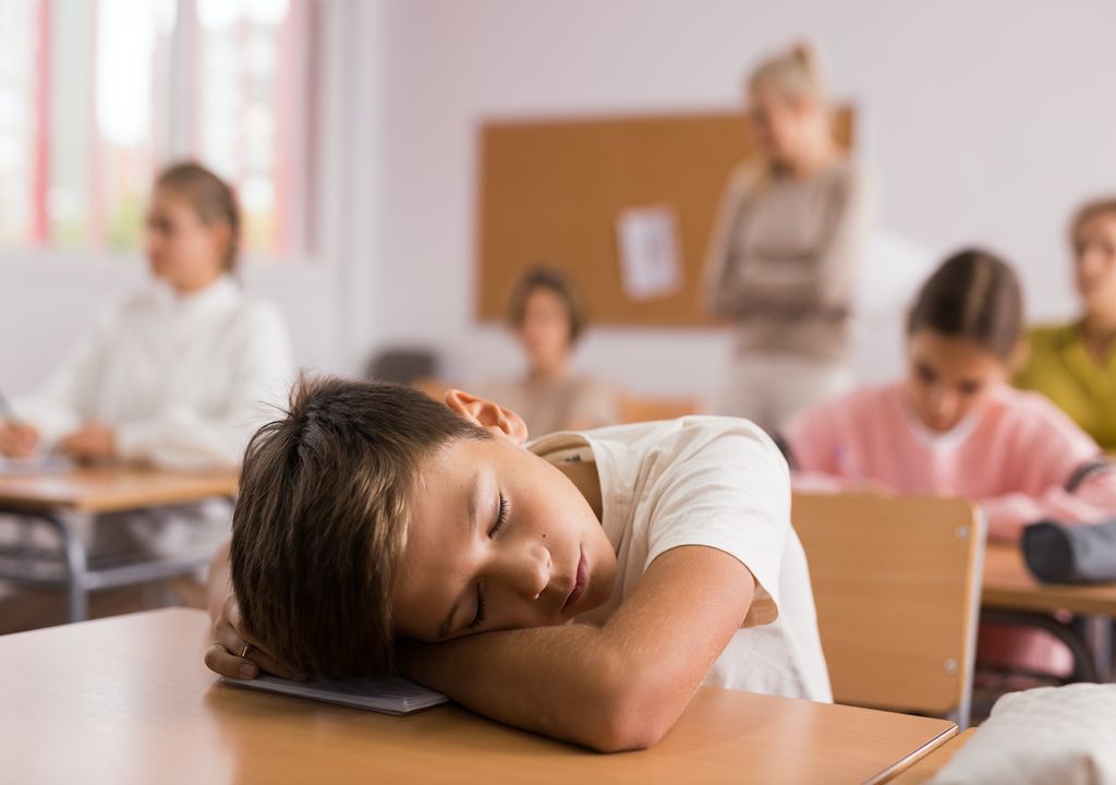 Adolescente durmiendo en clase