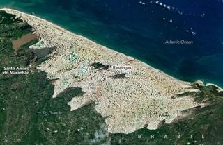 Uno de los paisajes m&aacute;s surrealistas del mundo: dunas blancas, lagos azules oscuros y verde vegetaci&oacute;n