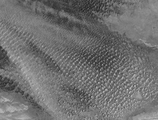 Las dunas cantoras, algunas más altas que el Empire State Building, y los lagos misteriosos de un desierto de China