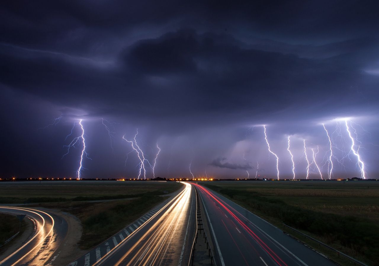 Los registros de rayos estuvieron cerca del promedio de enero hasta abril, luego disminuyeron significativamente en mayo, junio y julio.