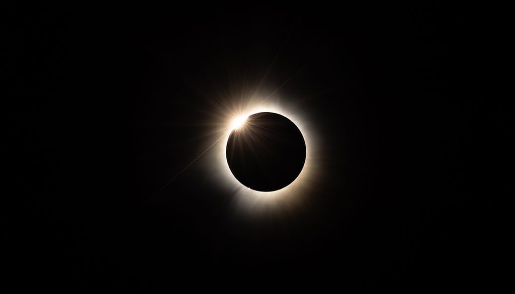 Anillo de diamantes durante un eclipse solar El "anillo de diamantes" aparece durante el eclipse solar total del 12 de agosto, justo antes o después de la totalidad, y sólo es visible durante unos segundos.