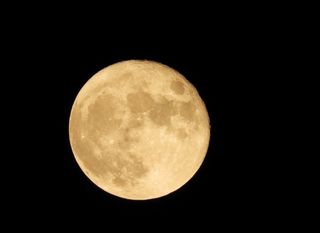 In arrivo la Luna piena di agosto, ecco quando sarà e gli altri fenomeni da osservare nel cielo notturno