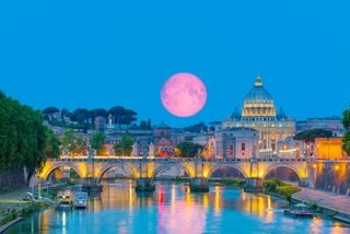 È imminente: arriva la Luna rosa, la speciale Luna piena che quest'anno deciderà la data di Pasqua