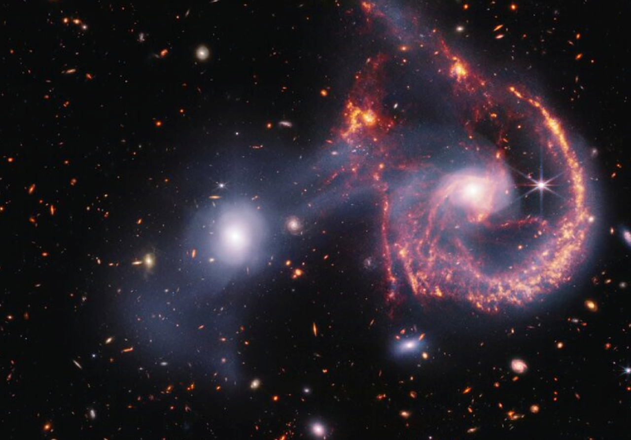 Le due galassie Arp 107 in collisione nell'immagine del telescopio James Webb ottenuta componendo l'immagine di NIRCam e quella di MIRI. Credit: NASA, ESA, CSA, STScI