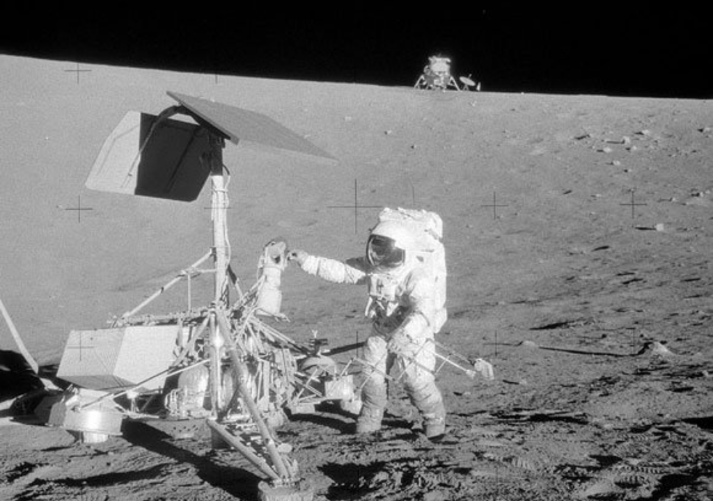 Una fotografía de la sonda Surveyor 3 en la Luna en 1967.