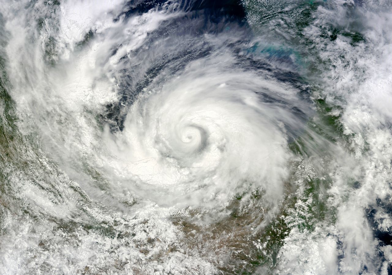 Imagem de satélite do furacão Alex, em pleno desenvolvimento no Atlântico, em 2016, tendo afetado as Bahamas, as Bermudas, o Açores e ainda a Gronelândia.