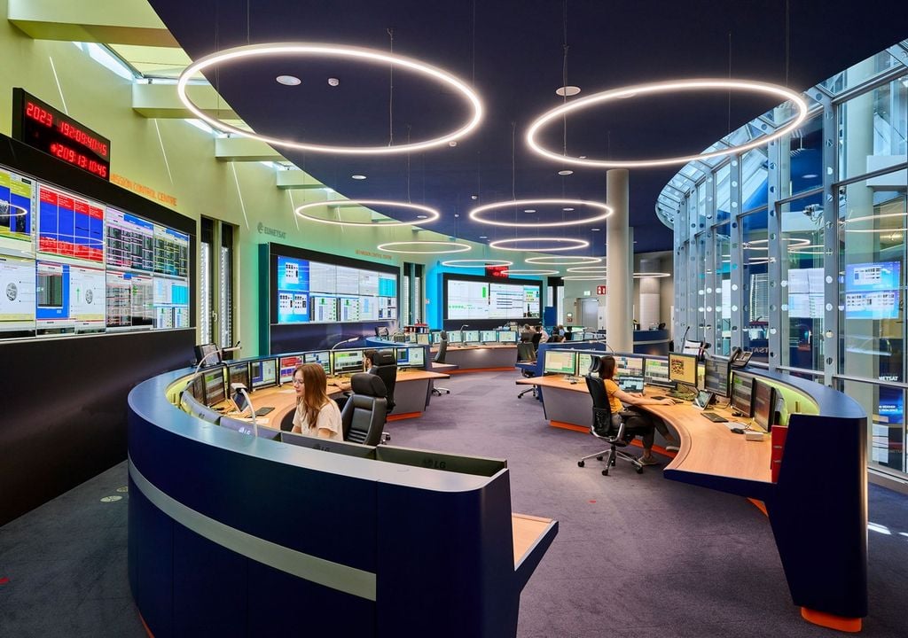 Centro di controllo ed elaborazione dati EUMETSAT. L'Intelligenza Artificiale agisce come un "regista" nei centri di calcolo per gestire un flusso di dati cinquanta volte superiore alla generazione precedente.