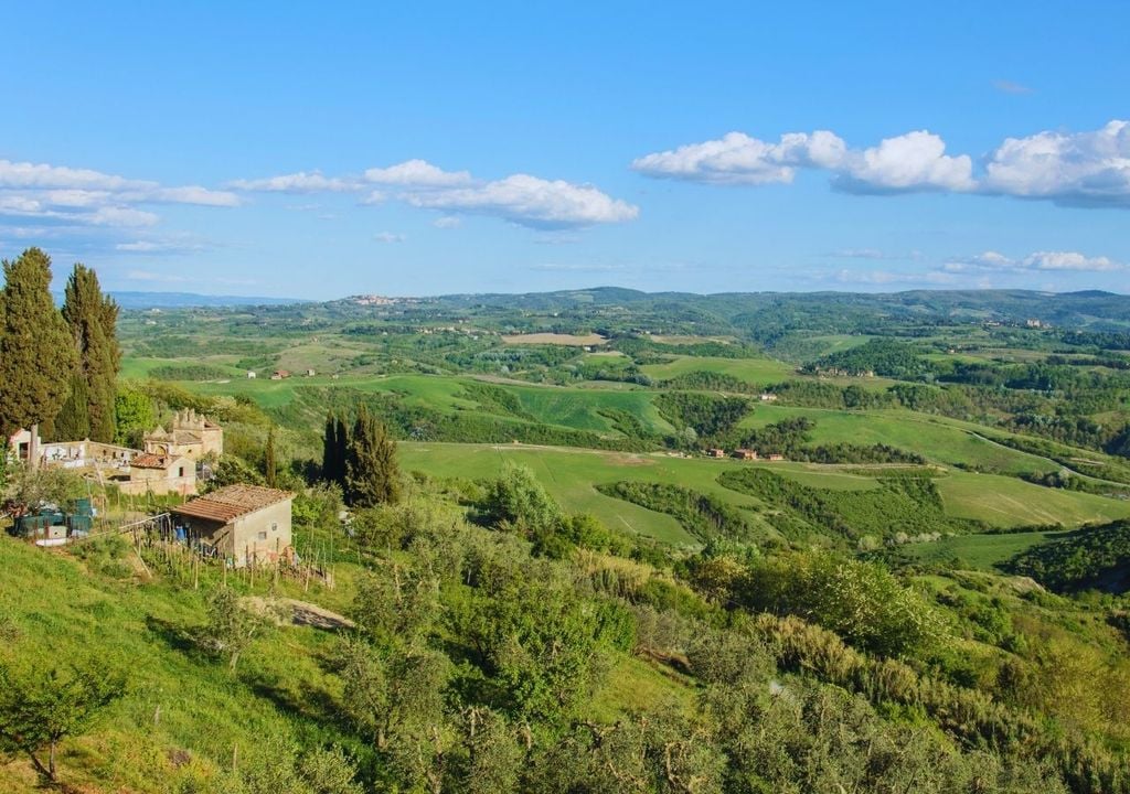 Il piccolo cimitero di Toiano, circondato dai colli in provincia di Pisa