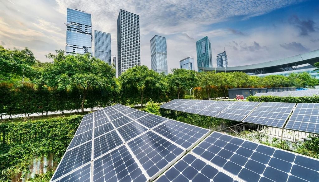 Molto diffusa è l’energia solare che converte la luce del sole in elettricità tramite pannelli fotovoltaici. È la fonte che sta crescendo più rapidamente al mondo, diffusa un po’ in tutti i Paesi, dall’Oriente all’Occidente.