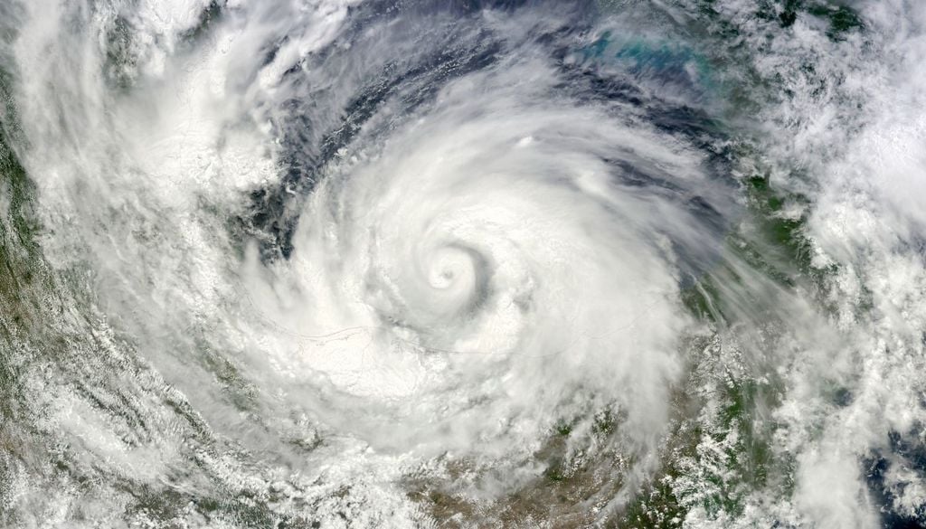 Ciclone tropicale. L'energia potenziale viene trasformata in energia cinetica che produce una attività convettiva intensa (correnti ascensionali in rotazione vorticosa) attorno il centro della bassa pressione, comportando un notevole approfondimento di quest’ultima a seguito del calore latente sprigionato dalla condensazione del vapore acqueo messo a disposizione dalla calda superficie del mare.